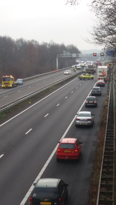 RWSverkeersinfo's tweet image. #A76 bij #Spaubeek gaat tot na de avondspits duren: tot 14.30 uur in ieder geval nog over de vluchtstrook... (via @RoemkensArvid)