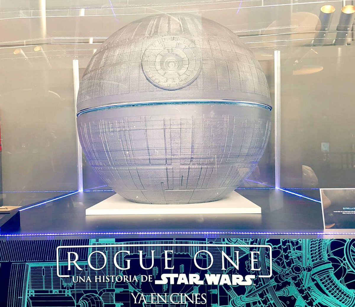 Construida con una de las mayores impresoras 3D del mundo la #EstrellaDeLaMuerte ya está en <a href="/Cines_Kinepolis/">Kinepolis España</a> #CiudadDeLaImagen #Madrid ! :O