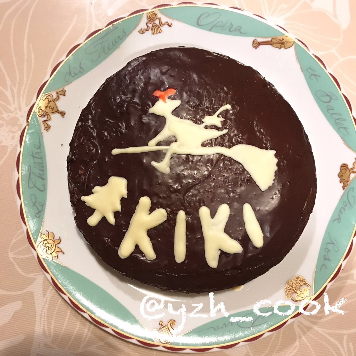 Yuzu على تويتر 魔女の宅急便の Kikiケーキ ヘラなくてスプーンで塗りました ケーキの中はガナッシュと ベリーの層にしました お菓子作り ケーキ チョコレートケーキ ジブリ飯 魔女の宅急便 お菓子作り好きな人と繋がりたい 手作り ケーキ