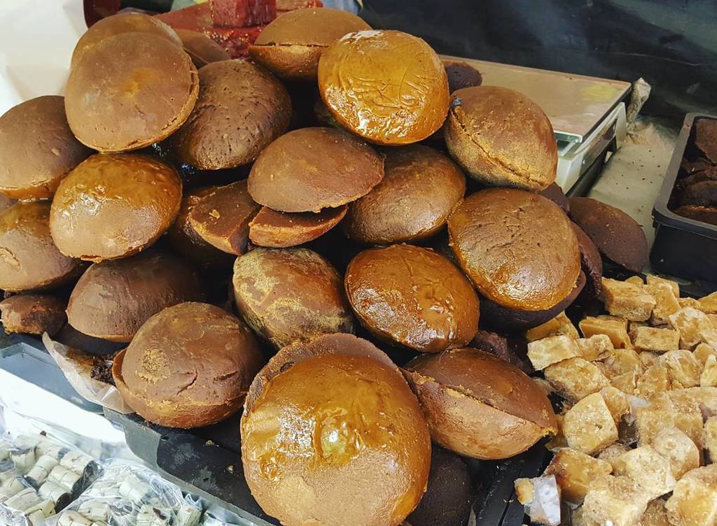 JayJayasuriya's tweet photo. #juggery #hakuru #srilankanfood https://t.co/b1fInSdNdR https://t.co/jZaB0pCNtg