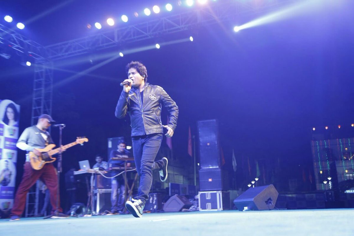K_K_Pal's tweet photo. On the run .... onstage !! 😜😜. https://t.co/6y2Lc3SHcZ