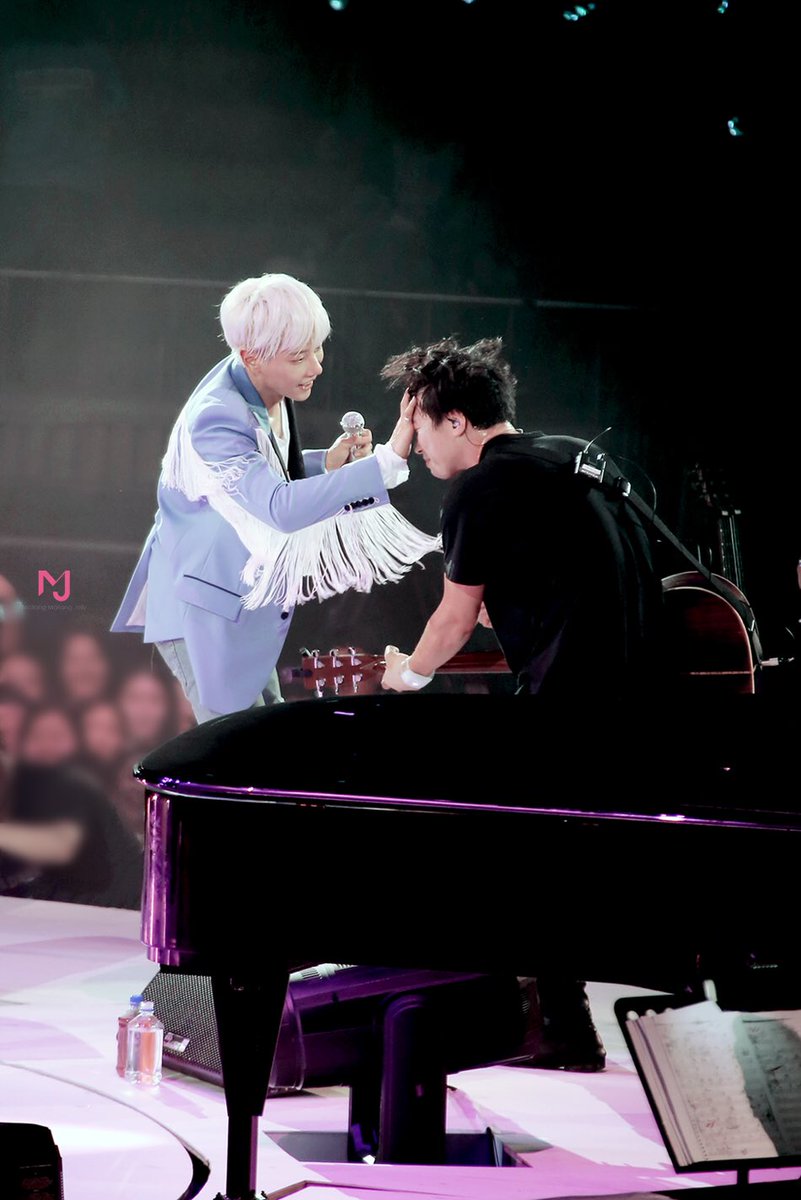 李恩熙 on Twitter: "Park Hyo Shin and his eternal love for Jung Jae Il. #박효신  #정재일 https://t.co/YCGbnLoVPw" / Twitter