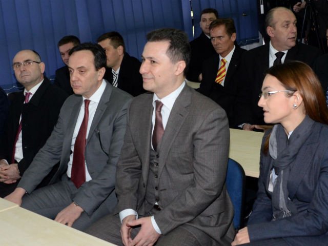 Лево: ИСИС-одговорни за исселување на 22% од населението во Сирија.

Десно: ВМРО-одговорни за исселување на 21% од населението во Македонија