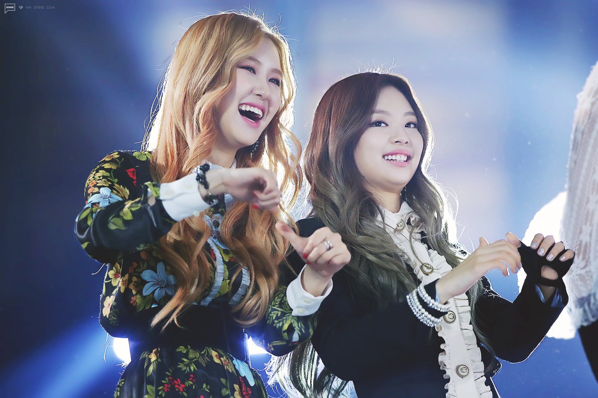960116_dot's tweet photo. 161226 가요대전 

#BLACKPINK #블랙핑크 #JENNIE #제니 #ROSÉ #로제 https://t.co/0eJCJ2EXkT