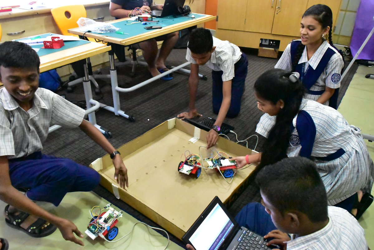 ConsilienceLrn's tweet photo. Ready, set, go! Building and test-driving robots, from the start to the finish line. Day 3 at #TRAIxBootcamp #TRAI2016 #edtech #makered https://t.co/VfEMI2Vo6c
