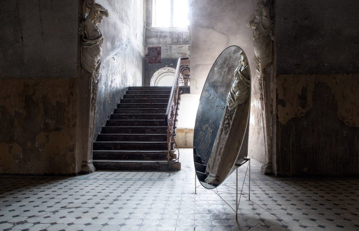 This mirror has a sculptural silhouette when viewed from any angle: dezeen.com/2016/12/26/hei…