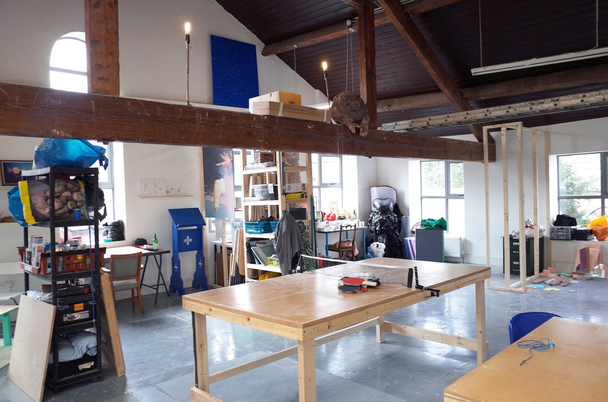 an_artnews tweet media