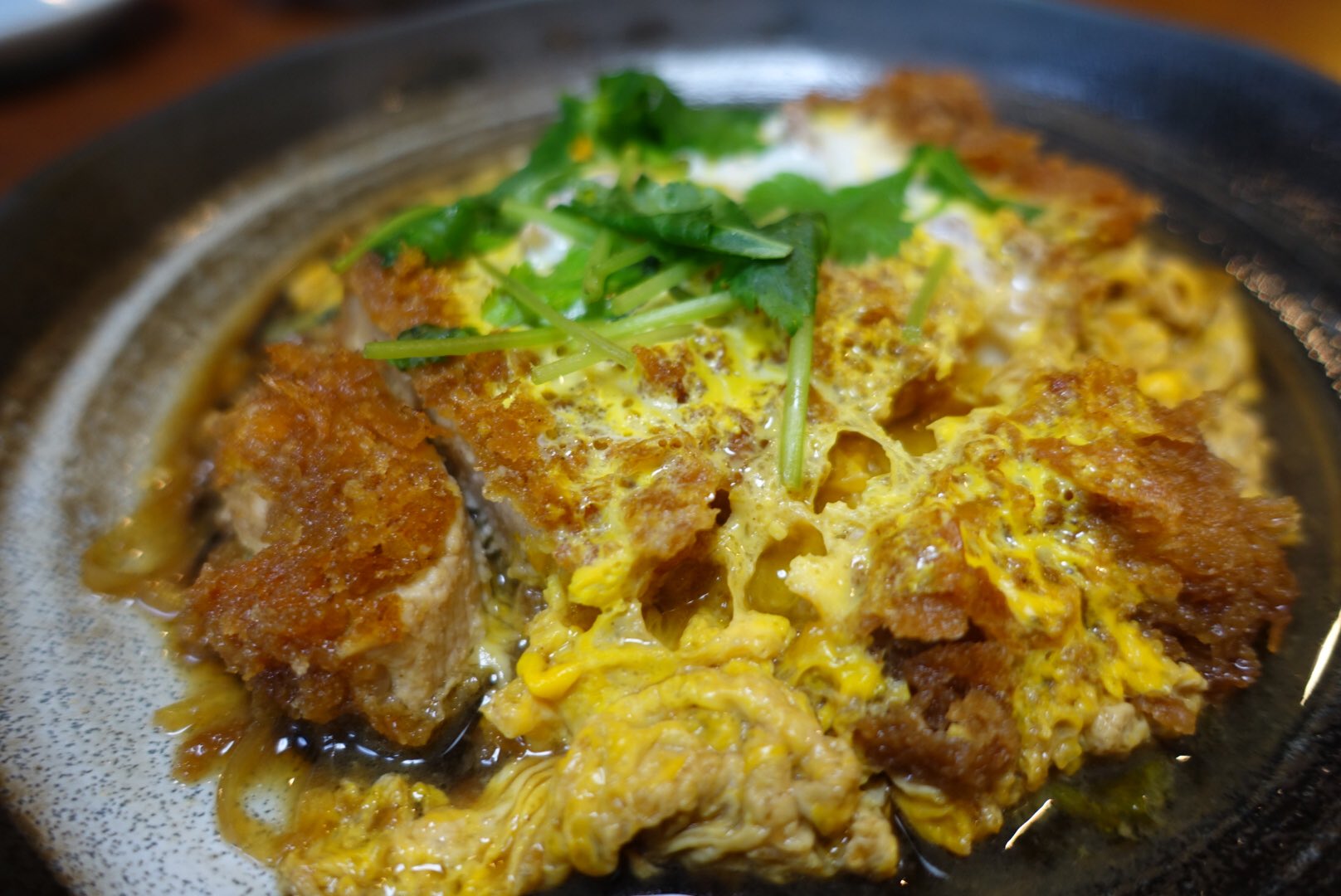 川島明 今年も 福島屋のカツ煮 の前でたくさん仕事の話をしたり野望を語ったり誕生日を祝ってもらったりしたな 来年もこれを美味しくいただけるようにまずは健康を願ってのカツ納め T Co Obcze9tbz2 Twitter