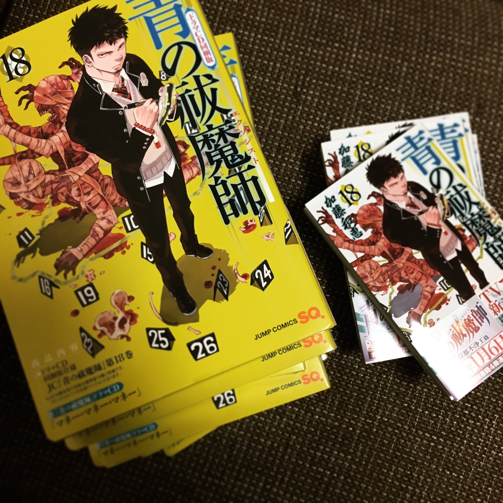 加藤和恵 公式 単行本18巻の見本届きましたー 左がcd同梱版で箱がデカくてデザインもカッコイイ 中 に収まってる単行本も 表紙デザインが少し違います 本文は通常版と同じ 右が通常版です オマケは 質問コーナーとイラストコーナー