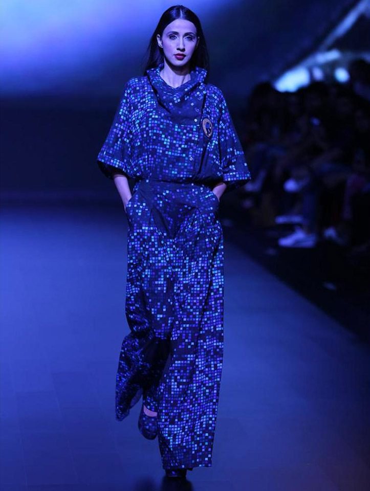 TDL_india's tweet photo. Blue Romanticism outfit from SURENDRI by #YogeshChaudhary #MyOnlineRunWay #thedesignerlabels @yooogiiii #fashion #designer #collection https://t.co/y9wAjBnivM
