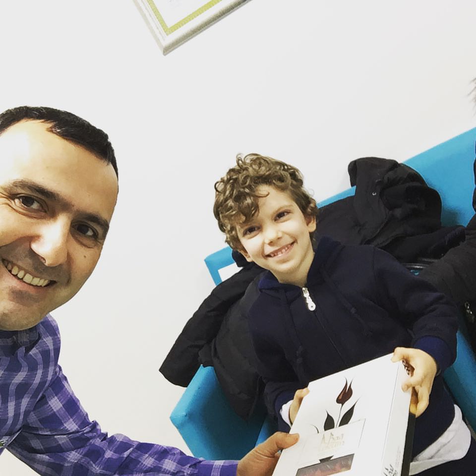 profseyhanalkan's tweet photo. Küçük Doruk, artık çok rahat nefes aldığı için çikolatasını alıp ziyarete gelmiş. :) https://t.co/Tqk8uWJDdQ