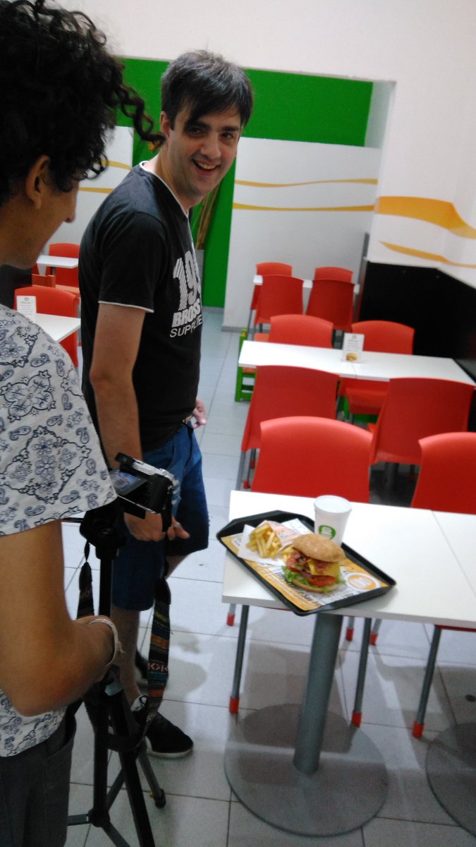 FANBURGERARG's tweet photo. En el #makingpicture de la ROCK! Una de las mejores opciones para disfrutar en nuestro local. Veníte y probála! #fanburgerargentina #lanus https://t.co/5IhcyAKjO7
