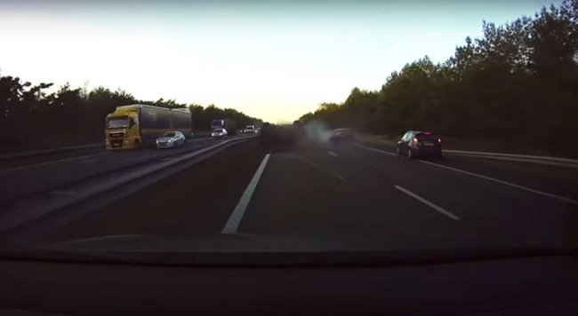 xataka's tweet photo. Este vídeo muestra cómo el Autopilot de Tesla detecta y avisa de un accidente segundos antes de que se produzca https://t.co/YI9c1Os0wi https://t.co/UAoLbYwufp