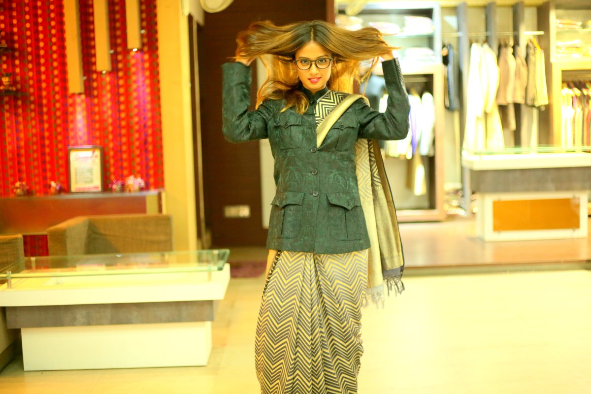 HEMANG AGRAWAL gives Banarasi silk a modern avatar. Watch on #IndiaMyWay this Sunday at 8pm only on <a href="/DiscoveryIN/">Discovery Channel India</a>.