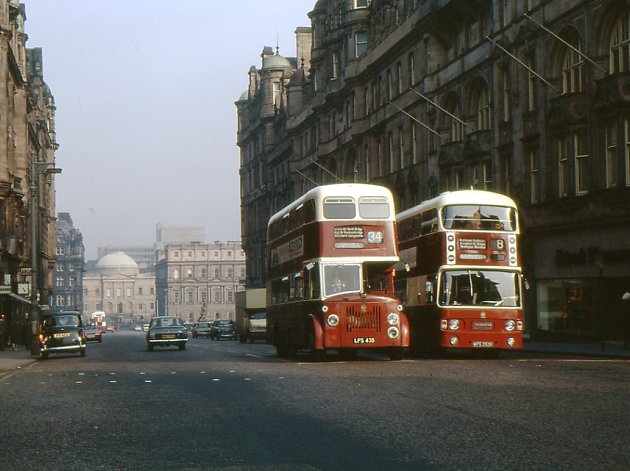 edinburghsocial's tweet photo. #SHARE this lovely photo of the Bridges in Edinburgh with the old @on_lothianbuses on it. @edinburgh @WhatOnEdinburgh @frank_pub_edin @Eh1 https://t.co/mnaM8kYANT