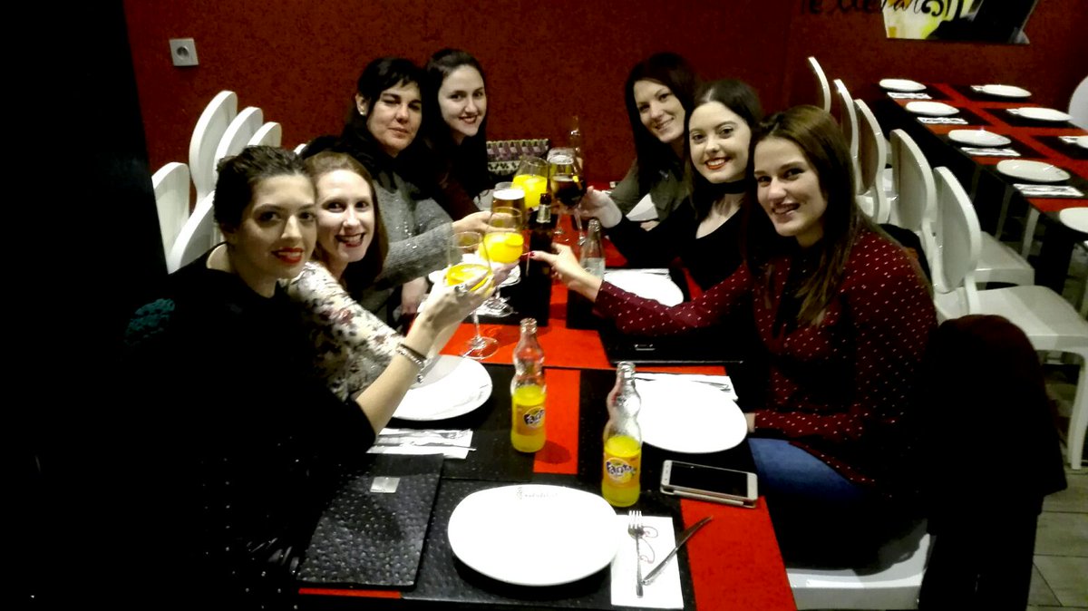 nerekitty's tweet photo. #opocena #aula6 #seños #hastaluegomaricarmen 💁💄👗👑❤ https://t.co/Ae2GlTyy0q