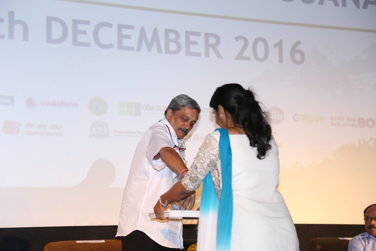 cashlessgoa's tweet photo. 5 lucky winners were chosen by the Guests @manoharparrikar @shripadynaik @mrinal_kulkarni @mpsouthgoa &amp; Governor of Goa at #Digidhanmela https://t.co/mZXY9GKLNw
