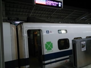 kodama682a's tweet photo. 京都にて!
最終の岡山発ひかり!
そして、新大阪発最終の700系こだま!三島止め!
こだまは、ぷらっとこだまやエクスプレス予約などがあるからか、8号車もお弁当片手にかなり乗り込んでました!
#482A #700系B6編成
#690A #700系C38編成
#ぷらっとこだま https://t.co/qDWwf2nfJV