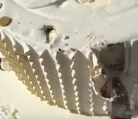 بالفيديو.. سيدة تبكي بحرقة بعدما وجدت كيكة كاملة ملقاة في الشارع.. وتتذكر معاناة أطفال #سوريا
 bit.ly/2hN46Jn
#الاسراف