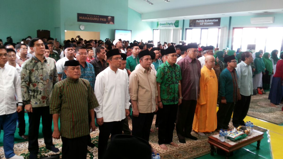 Ketua LDNU Maman Imanulhaq pimpin tahlil Gusdur, ada cak imin hadir jg kirun, entus, Rizal ramli, menteri PDT, Menristek serta Bikhu Budha