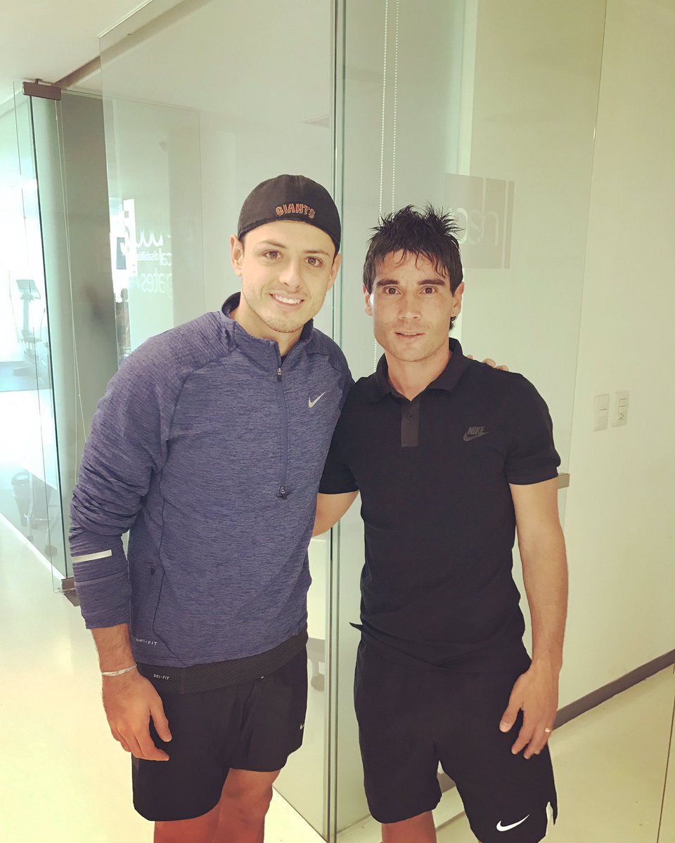 Sin dudas el mejor delantero de México <a href="/CH14_/">Javier “Chicharito” Hernández</a> gracias por La foto y por tu humanidad crack👏👏👍⚽️