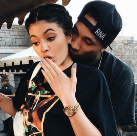 BlurMag's tweet photo. [VIDEO] Camisetas mojadas, besos eróticos y miradas provocativas. #KylieJenner y su novio #Tyga están 🔥https://t.co/IVuiCTAvZa https://t.co/Qo0xUEeit5