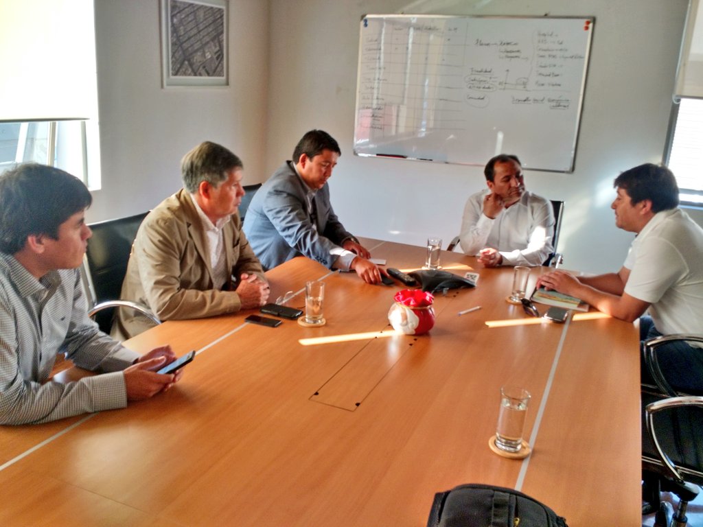 CanalMaho's tweet photo. Seremi @johann1980 y Director Regional @AvalosVelazco se reúnen con Alcalde de #AltoHospicio Patricio Ferreira… https://t.co/cJWPgti03Q https://t.co/T8DDPmuCy9