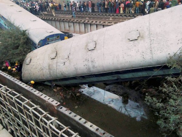 timesofoman's tweet photo. Over 50 injured as #Ajmer-#SealdahExpress derails near #Kanpur https://t.co/qyc78gFpM2 https://t.co/ykrnvdKYxT