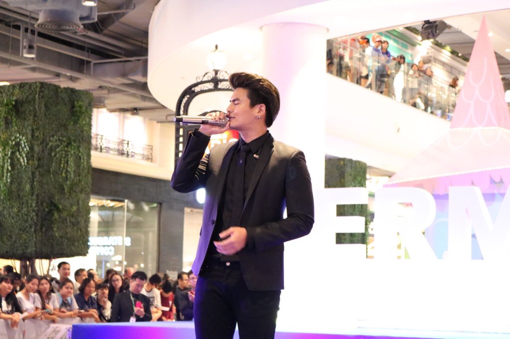 MINTINTHEROOMKS's tweet photo. อินเนอร์เค้ามาเต็ม แต่ฟังแล้วอินมากนะจะบอก @Hunz_IPH 😌😌😌 #25DEC2016🐻 #HUNZ_IPH #Terminal21Korat #MITRKS https://t.co/JsbNpaoWEh