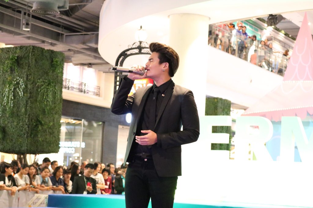 MINTINTHEROOMKS's tweet photo. อินเนอร์เค้ามาเต็ม แต่ฟังแล้วอินมากนะจะบอก @Hunz_IPH 😌😌😌 #25DEC2016🐻 #HUNZ_IPH #Terminal21Korat #MITRKS https://t.co/JsbNpaoWEh