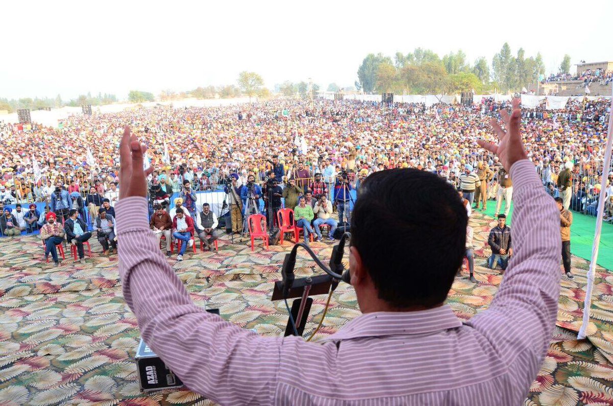 romibhati's tweet photo. बादलों के गढ में गरजे @ArvindKejriwal लाखों लोग आये सुनने । एक सुर में गूंजा एक ही नारा । केजरीवाल केजरीवाल सारा पंजाब तेरे नाल https://t.co/eHpUV6LwE6