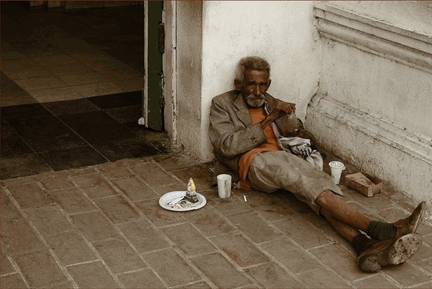 Cubanoselmundo's tweet image. #Cuba En 57 años de historia de revolución de #FidelCastro, nos enseñó: Multiplicar los pobres para repartir igualitariamente la miseria