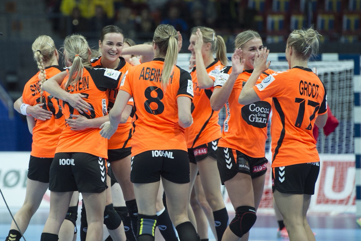 HeldenMedia's tweet photo. Ze waren vorige week al de #HeldvdWeek. Nu zijn de handbaldames ook verkozen tot het Heldenteam van het Jaar! https://t.co/ItAV67XRaa