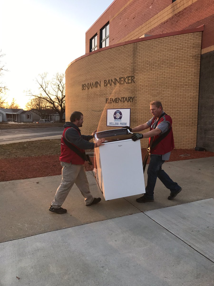 KCPS_Banneker's tweet photo. #ToTheTop #BenjaminBanneker #LoadsOfLoveKC #UnitedWay #FaultlessStarch @kcpublicschools https://t.co/c1oxIV3pdh
