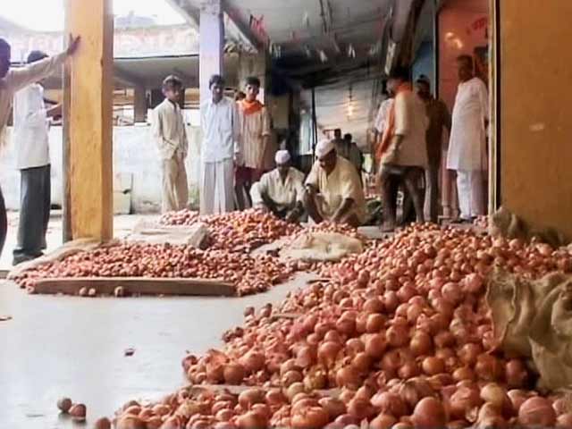 Maharashtra:Onion price slacked to Rs. 1/- per kg. Kissans of mahaharashtra on a way to commit suicide.