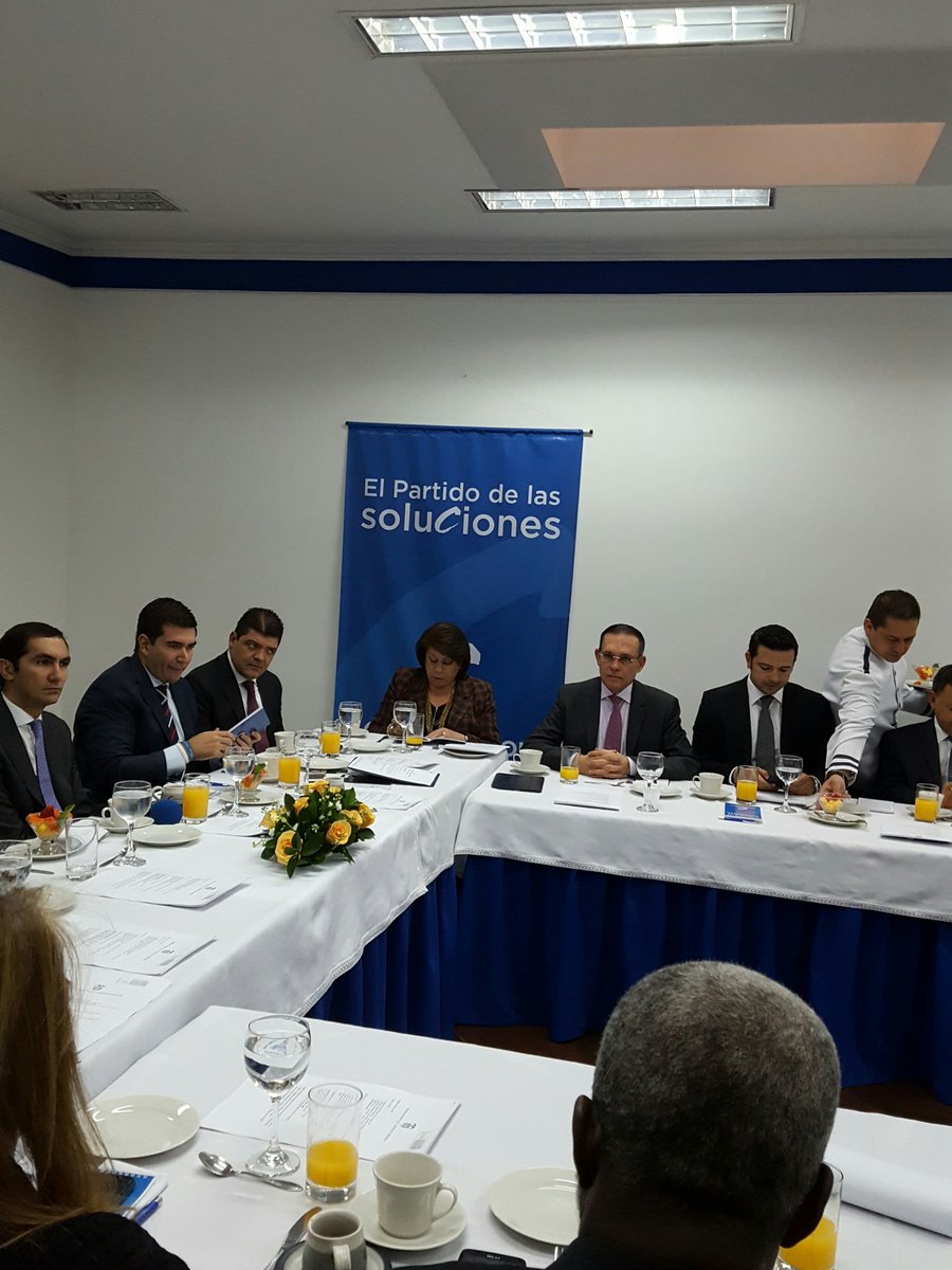 soyconservador's tweet photo. @EfrainCepeda postúla a @AndradeSenador como candidato a la presidencia del @soyconservador https://t.co/ioEuqO7N0W