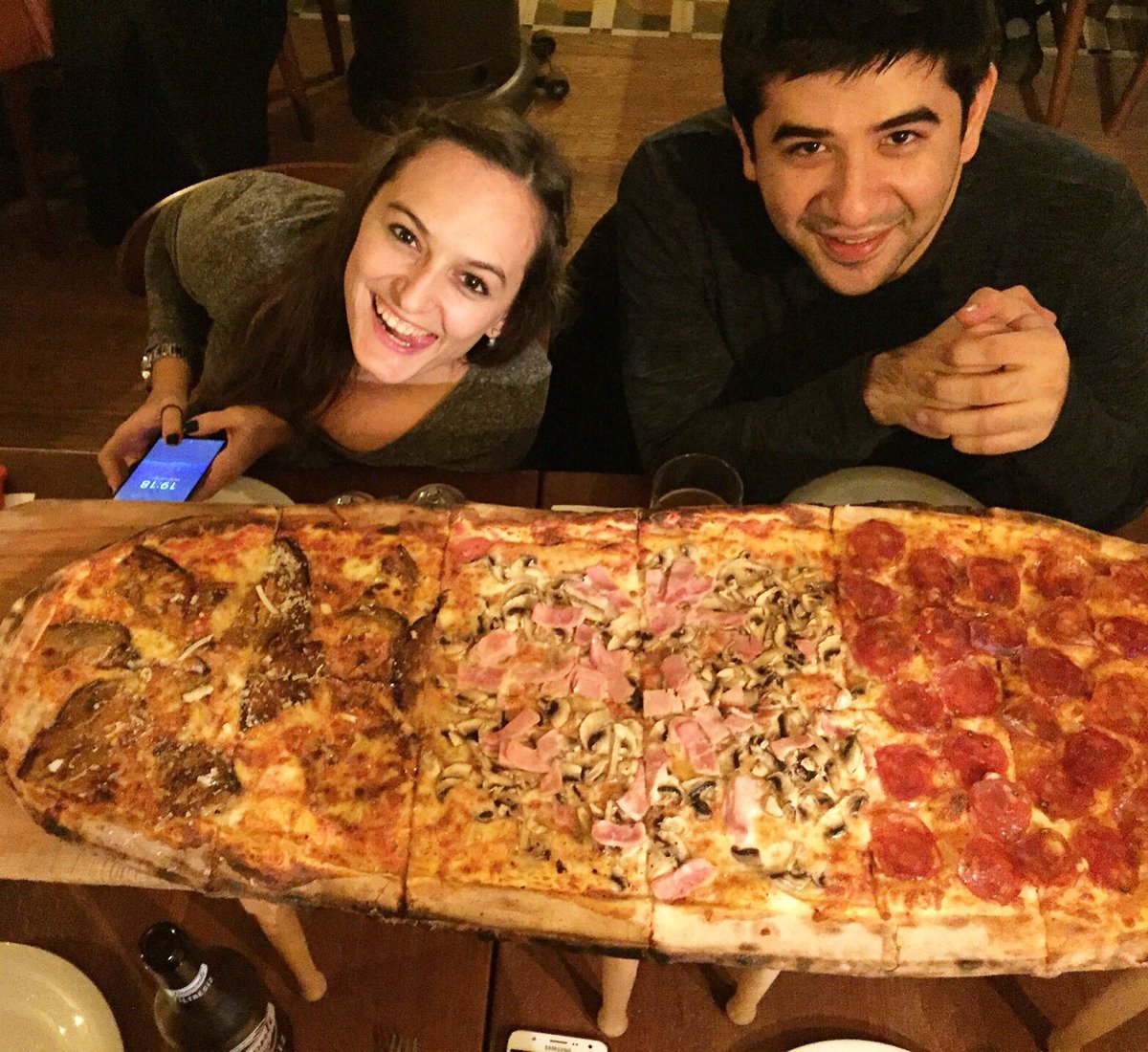 MetrePizza's tweet photo. #MetrePizza'da Mutlu misafir herseydir. 🙏🏻✌🏻🍕🍕🍕 #FazlaSözeGerekYok ✌🏻 https://t.co/Y0BbjcsJQG