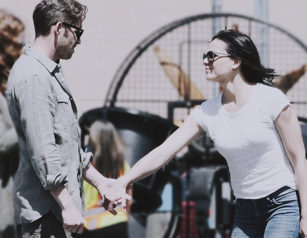 hereparrilla's tweet photo. 🍂 outlawqueen/seana holding hands appreciation tweet 🍂 https://t.co/mnralHMCvG