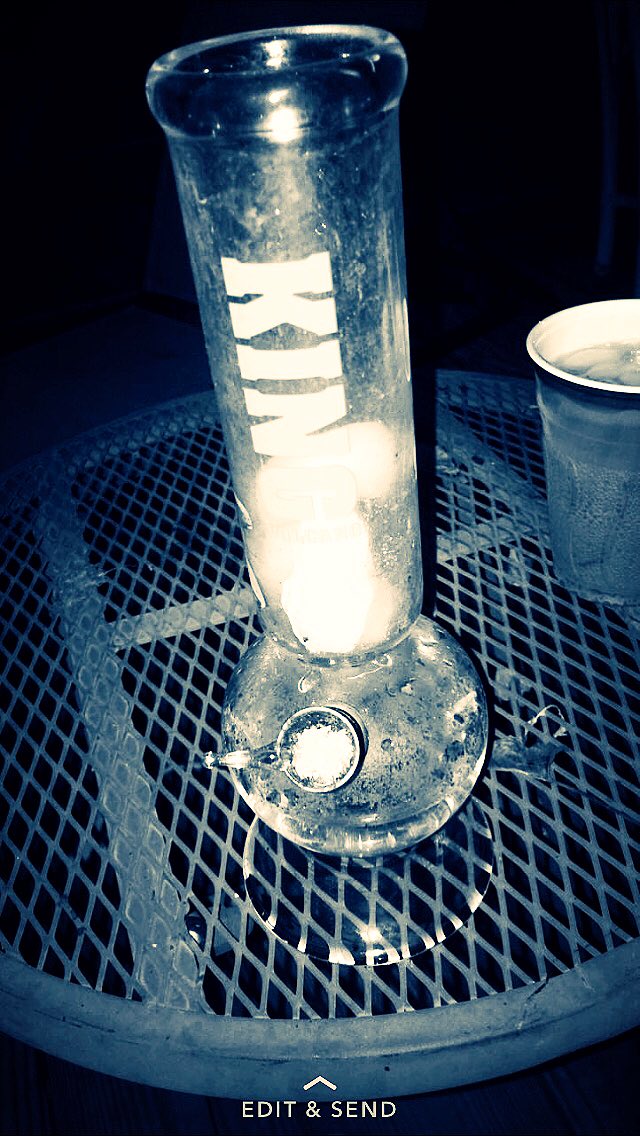 _CannabisQueenn's tweet photo. Dirty girl. #bong #marijuana #dank #cannabis #weed #girlswhosmoke https://t.co/GLTEJey5SG