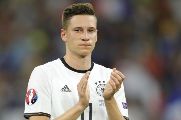 lequipe's tweet image. PSG : avec 850 000 € brut par mois, Julian Draxler serait le 3e plus gros salaire du vestiaire parisien bit.ly/2hNJfG5