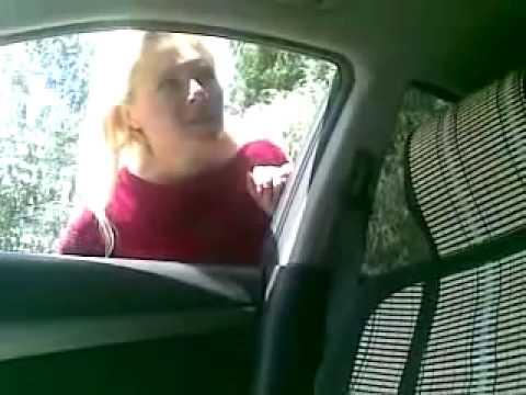 Развратная блондинка трахается с таксистом в тачке