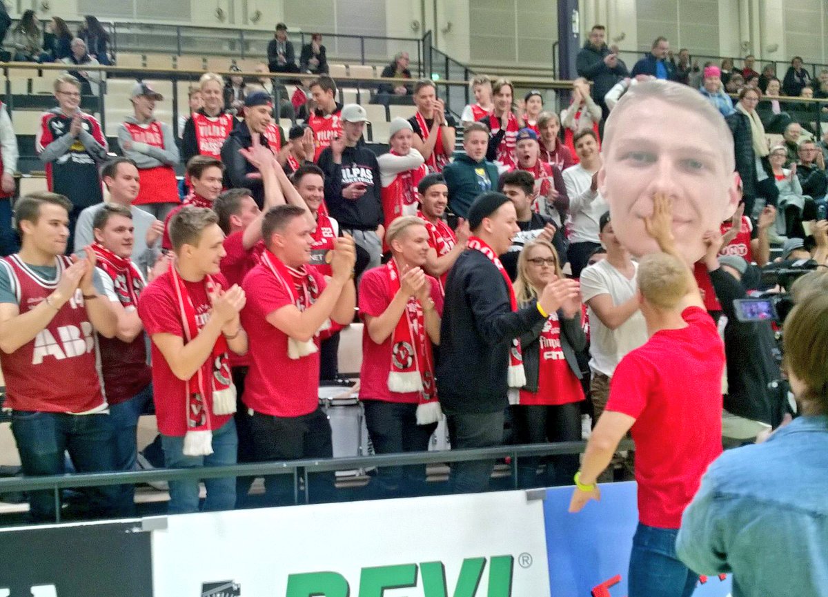 salonvilpas's tweet photo. Ennen matsin alkua ansaitusti kovimmat suosionosoitukset keräsi  kapteeni @JNeponen #vikings4ever #redandwhite #korisliiga https://t.co/m7mITz2m8b