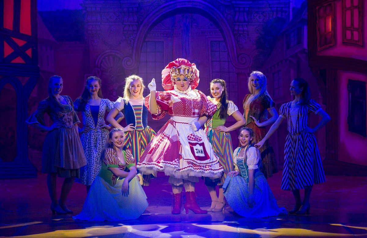 theillusionists's tweet photo. GREAT Panto at the Weymouth Pavilion featuring our effects. Well done Lee Redwood #weymouthpavilion #Jack #panto #Lrproductions @thetwinsfx https://t.co/x0Hm23IirS