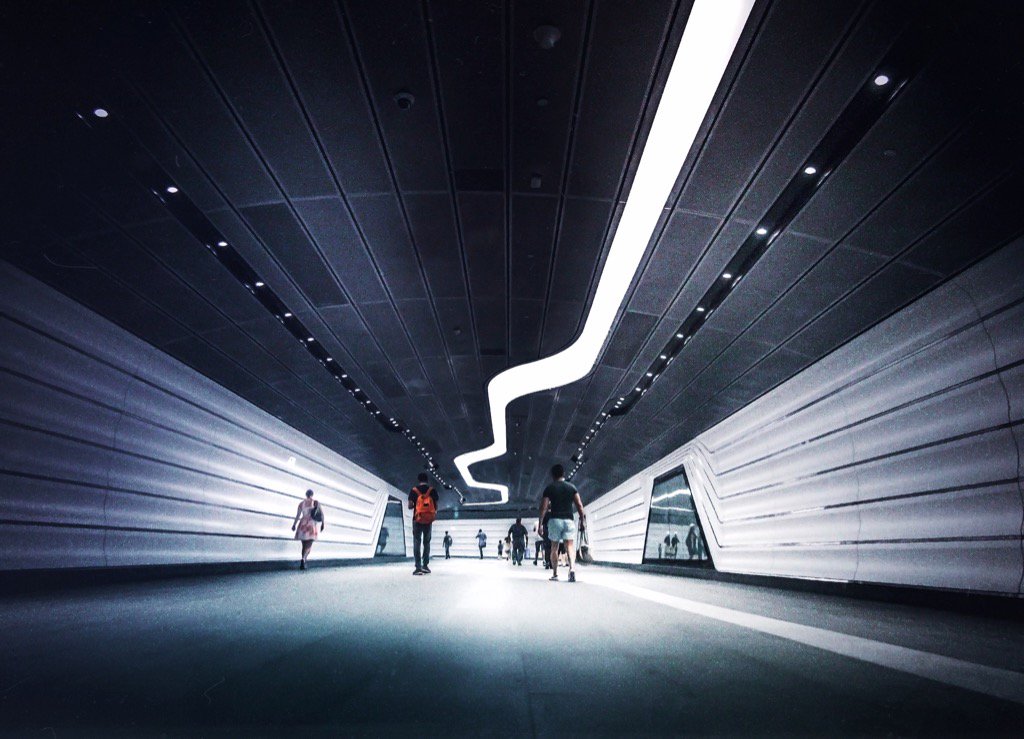 The commute #Barangaroo #streetphotography #urbanandstreetphotography #ilovesydney #wynyardwalk