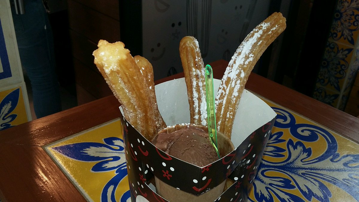 Luztutita's tweet photo. Tus churros son definitivamente adictivos @Tv_Amaro 😋 #ClientaVip 😂 (@ Soy Churro) https://t.co/cQuDLnQQx5 https://t.co/vUIrWXRnyL