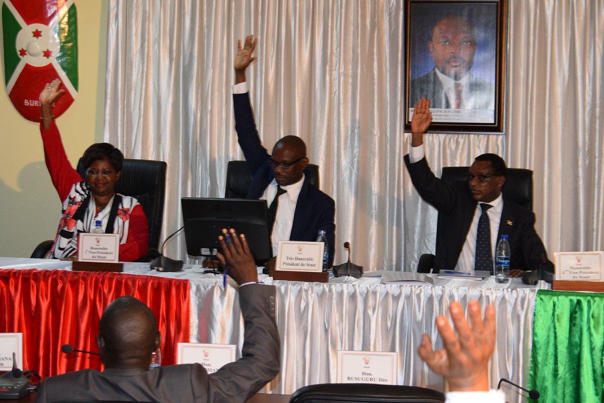 Ikiriho's tweet photo. #Burundi Après amendement, le projet de loi organique d'#ASBLs adopté par @nshingamateka ce matin est adopté à l'unanimité par @senatburundi https://t.co/aL34WeOw30