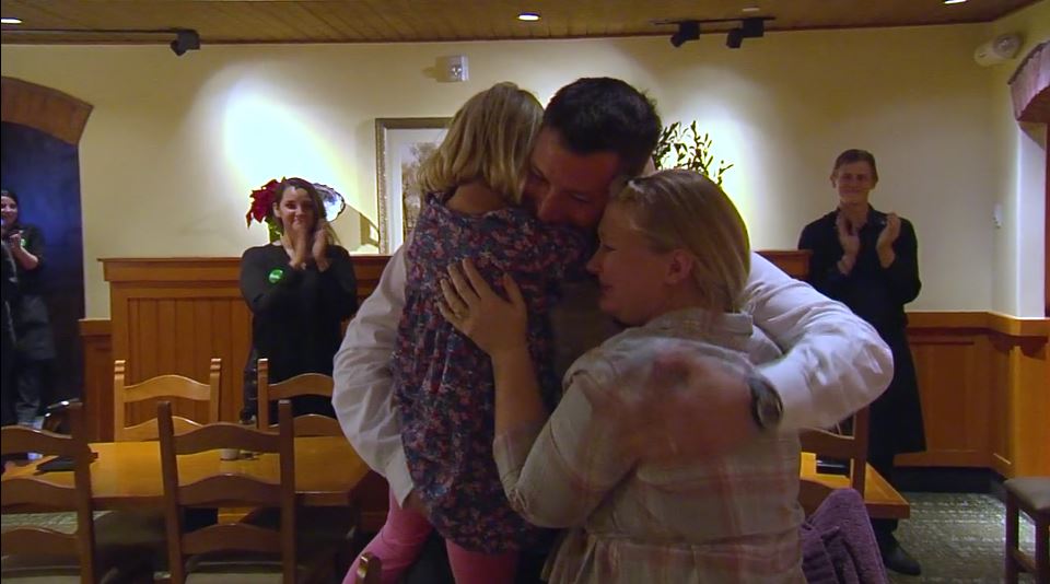 Jacksonville restaurant reunites Marine with wife, children just in time for the holidays dlvr.it/Mzk6d2