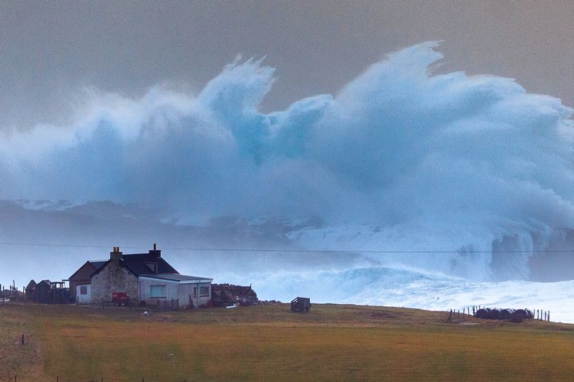 BD_Stew's tweet photo. Spectacular 15 metre high waves hitting #Shetland #Islands #Stormconor https://t.co/DATp4YNvwm https://t.co/5Yqd6Unj3B