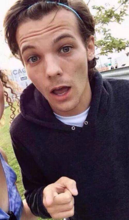 sacredzjm's tweet photo. Forever wondering how Louis' eyes always match his outfit https://t.co/vV2MmmkLdx