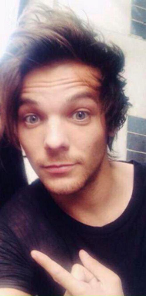 sacredzjm's tweet photo. Forever wondering how Louis' eyes always match his outfit https://t.co/vV2MmmkLdx
